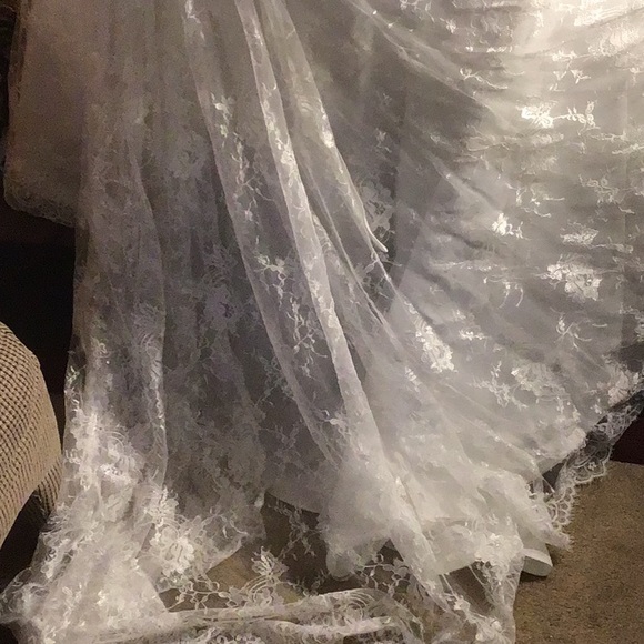 Women’s Lace Wedding Dress NWT, with veil - Picture 8 of 16